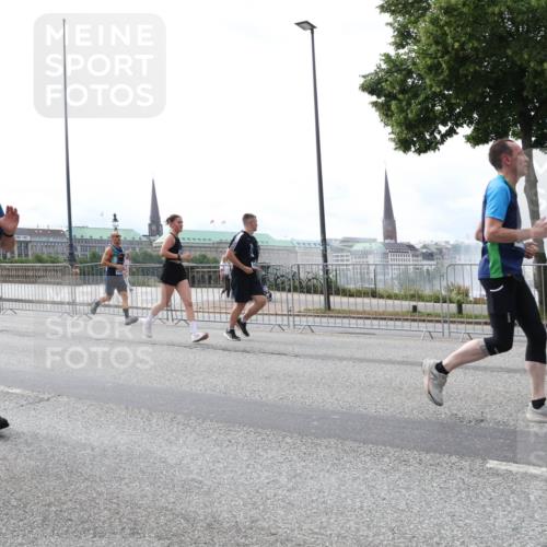 29.06.2025 - hella hamburg halbmarathon Lena Gebhardt http://msf.ph/oto/8257228 29.06.2025 10:34:22 Lombardsbrücke 1025, 1417, 1672, 1705, 1787, 2023, 2265, 2412, 2464, 2482, 2496, 2510, 2511, 2526, 2801, 2933, 3145, 3340, 3345, 3420, 3829, 3848, 4479, 4540, 4807, 4824, 4826, 5561, 5584, 5609, 5691, 6034, 6105, 6171, 6329, 6364, 6571, 6574, 6843, 7324, 7329, 7386, 7644, 7733, 8277, 8349, 8705, 8965, 9164, 9379, 9448, 10335, 10360, 10564, 10674, 11872, 12164, 13957, 16238, 16311, 16390, 16682, 16919, 17230, 18158, 18941 meine-sportfotos.de
