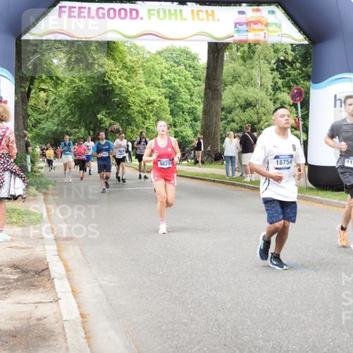 29.06.2025 - hella hamburg halbmarathon MichiJ http://msf.ph/oto/8257339 29.06.2025 10:52:58 Zwischen KM18-KM19 1249, 1355, 3994, 6489, 11917, 17347, 17866, 18721, 18754 meine-sportfotos.de