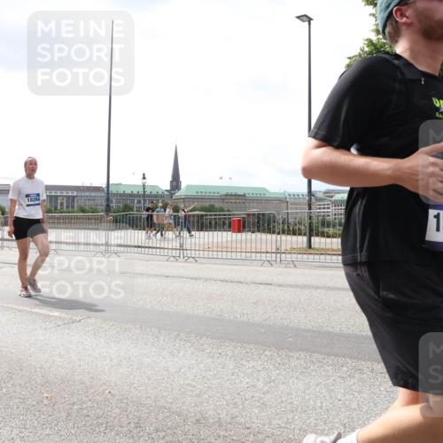 29.06.2025 - hella hamburg halbmarathon Lena Gebhardt http://msf.ph/oto/8257357 29.06.2025 10:45:54 Lombardsbrücke 1004, 1033, 1060, 1085, 1100, 1104, 1421, 1426, 1555, 1713, 1854, 1867, 1868, 1983, 2008, 2216, 2217, 2398, 2423, 2522, 2550, 2657, 2664, 2773, 2813, 2917, 2951, 2954, 2965, 2973, 3410, 4104, 4223, 4224, 4317, 4388, 4572, 5044, 5635, 5703, 5769, 5770, 5892, 6133, 6333, 6392, 6623, 6922, 7268, 7283, 7356, 7541, 7605, 7859, 7894, 8745, 9120, 9121, 9426, 9445, 9620, 10030, 10182, 10327, 10329, 10367, 10511, 11358, 11876 meine-sportfotos.de