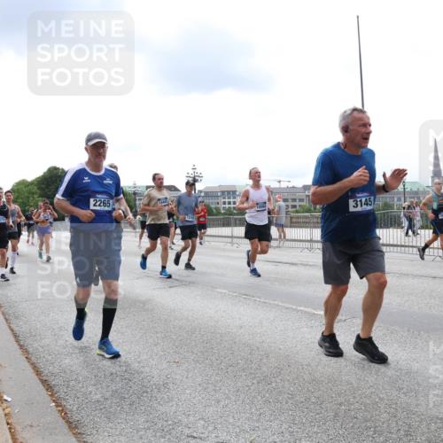 29.06.2025 - hella hamburg halbmarathon Lena Gebhardt http://msf.ph/oto/8257399 29.06.2025 10:34:23 Lombardsbrücke 1025, 1417, 1672, 1705, 1787, 2023, 2265, 2412, 2464, 2482, 2496, 2510, 2511, 2526, 2801, 2933, 3145, 3340, 3345, 3420, 3829, 3848, 4479, 4540, 4807, 4824, 4826, 5561, 5584, 5609, 6034, 6105, 6171, 6329, 6364, 6571, 6574, 6843, 7324, 7329, 7386, 7644, 7733, 8277, 8349, 8705, 8965, 9164, 9379, 9448, 10335, 10360, 10564, 10674, 11872, 12164, 13957, 15477, 16238, 16311, 16390, 16682, 16919, 17230, 18158, 18941 meine-sportfotos.de