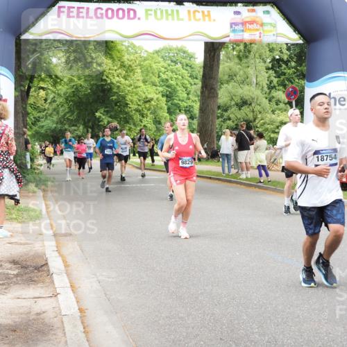 29.06.2025 - hella hamburg halbmarathon MichiJ http://msf.ph/oto/8257419 29.06.2025 10:52:59 Zwischen KM18-KM19 1249, 1355, 6489, 9829, 11917, 17347, 17836, 17866, 18721, 18754 meine-sportfotos.de