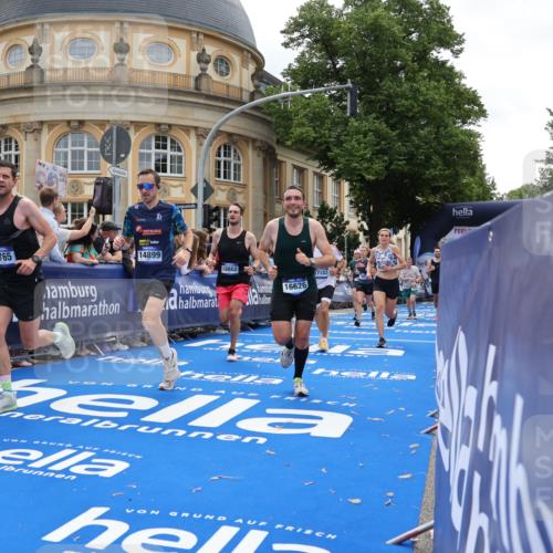 29.06.2025 - hella hamburg halbmarathon Strokosch-Dieckow http://msf.ph/oto/8257433 29.06.2025 10:42:15 Ziel 1312, 1903, 2675, 5682, 6639, 6770, 7765, 7865, 9365, 13709, 13746, 13807, 14226, 14811, 14899, 15270, 15654, 16281, 16626, 16660, 17182, 17363, 18772, 18802 meine-sportfotos.de