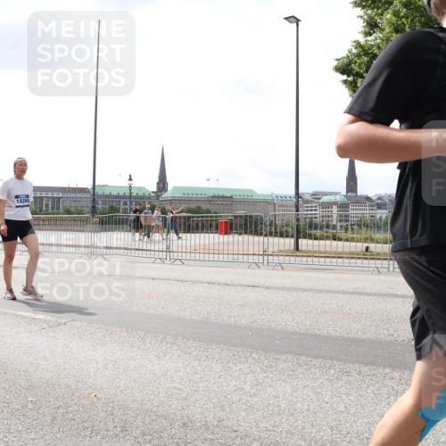 29.06.2025 - hella hamburg halbmarathon Lena Gebhardt http://msf.ph/oto/8257463 29.06.2025 10:45:54 Lombardsbrücke 1004, 1033, 1060, 1085, 1100, 1104, 1421, 1426, 1555, 1713, 1854, 1867, 1868, 1983, 2008, 2216, 2217, 2398, 2423, 2522, 2550, 2657, 2664, 2773, 2813, 2917, 2951, 2954, 2965, 2973, 3410, 4104, 4223, 4224, 4317, 4388, 4572, 5044, 5635, 5703, 5769, 5770, 5892, 6133, 6333, 6392, 6623, 6922, 7268, 7283, 7356, 7541, 7605, 7859, 7894, 8745, 9120, 9121, 9426, 9445, 9620, 10030, 10182, 10327, 10329, 10367, 10511, 11358, 11876 meine-sportfotos.de