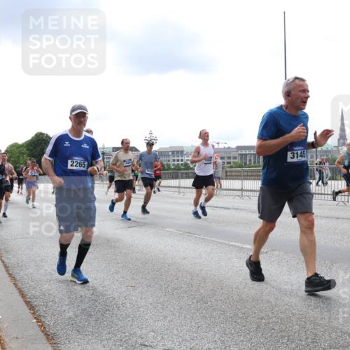 29.06.2025 - hella hamburg halbmarathon Lena Gebhardt http://msf.ph/oto/8257504 29.06.2025 10:34:23 Lombardsbrücke 1025, 1417, 1672, 1705, 1787, 2023, 2265, 2412, 2464, 2482, 2496, 2510, 2511, 2526, 2801, 2933, 3145, 3340, 3345, 3420, 3829, 3848, 4479, 4540, 4807, 4824, 4826, 5561, 5584, 5609, 6034, 6105, 6171, 6329, 6364, 6571, 6574, 6843, 7324, 7329, 7386, 7644, 7733, 8277, 8349, 8705, 8965, 9164, 9379, 9448, 10335, 10360, 10564, 10674, 11872, 12164, 13957, 15477, 16238, 16311, 16390, 16682, 16919, 17230, 18158, 18941 meine-sportfotos.de