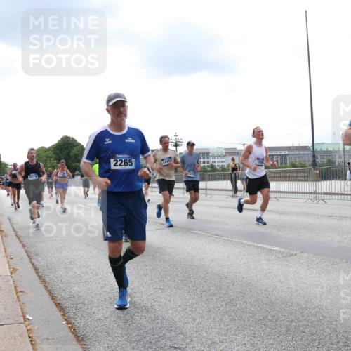 29.06.2025 - hella hamburg halbmarathon Lena Gebhardt http://msf.ph/oto/8257578 29.06.2025 10:34:23 Lombardsbrücke 1025, 1417, 1672, 1705, 1787, 2023, 2265, 2412, 2464, 2482, 2496, 2510, 2511, 2526, 2801, 2933, 3145, 3340, 3345, 3420, 3829, 3848, 4479, 4540, 4807, 4824, 4826, 5561, 5584, 5609, 6034, 6105, 6171, 6329, 6364, 6571, 6574, 6843, 7324, 7329, 7386, 7644, 7733, 8277, 8349, 8705, 8965, 9164, 9379, 9448, 10335, 10360, 10564, 10674, 11872, 12164, 13957, 15477, 16238, 16311, 16390, 16682, 16919, 17230, 18158, 18941 meine-sportfotos.de