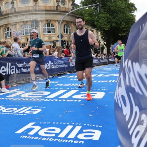 29.06.2025 - hella hamburg halbmarathon Strokosch-Dieckow http://msf.ph/oto/8257611 29.06.2025 10:42:18 Ziel 1256, 1312, 1903, 2233, 2675, 3523, 6639, 6770, 7693, 7765, 7865, 9365, 11907, 13709, 13746, 13807, 14226, 14811, 14899, 15095, 15175, 15270, 15623, 15654, 16281, 16626, 16660, 17182, 18330, 18802 meine-sportfotos.de