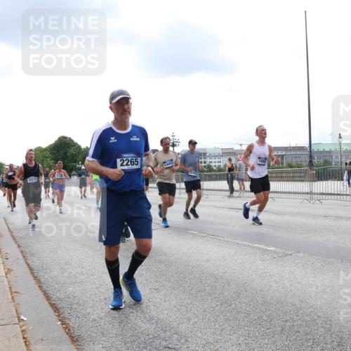 29.06.2025 - hella hamburg halbmarathon Lena Gebhardt http://msf.ph/oto/8257668 29.06.2025 10:34:23 Lombardsbrücke 1025, 1417, 1672, 1705, 1787, 2023, 2265, 2412, 2464, 2482, 2496, 2510, 2511, 2526, 2801, 2933, 3145, 3340, 3345, 3420, 3829, 3848, 4479, 4540, 4807, 4824, 4826, 5561, 5584, 5609, 6034, 6105, 6171, 6329, 6364, 6571, 6574, 6843, 7324, 7329, 7386, 7644, 7733, 8277, 8349, 8705, 8965, 9164, 9379, 9448, 10335, 10360, 10564, 10674, 11872, 12164, 13957, 15477, 16238, 16311, 16390, 16682, 16919, 17230, 18158, 18941 meine-sportfotos.de