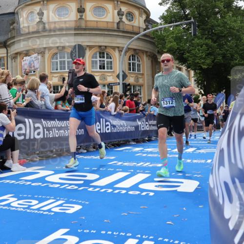 29.06.2025 - hella hamburg halbmarathon Strokosch-Dieckow http://msf.ph/oto/8257690 29.06.2025 10:42:22 Ziel 1209, 1256, 1312, 1353, 1800, 1903, 1962, 2233, 2675, 3523, 6639, 6770, 7116, 7448, 7693, 7734, 7865, 11907, 13446, 13746, 13807, 14226, 14811, 15095, 15175, 15270, 15623, 15654, 16281, 16333, 16660, 17637, 17733, 17911, 18330 meine-sportfotos.de