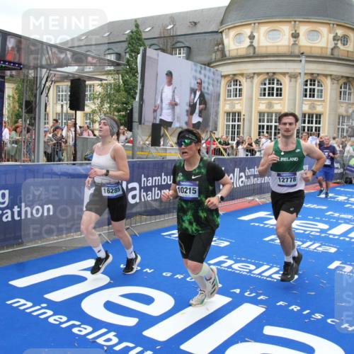 29.06.2025 - hella hamburg halbmarathon Michael Strokosch http://msf.ph/oto/8257691 29.06.2025 10:51:04 Ziel 1630, 2207, 4077, 7369, 8117, 8261, 8572, 8704, 10215, 10508, 10603, 12778, 13008, 13687, 14125, 15362, 16285, 17221, 18066, 18350 meine-sportfotos.de