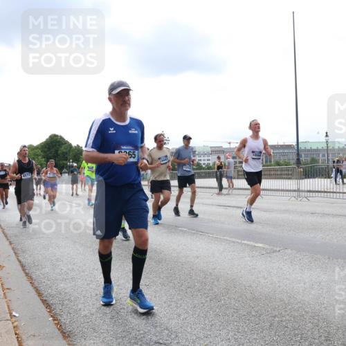 29.06.2025 - hella hamburg halbmarathon Lena Gebhardt http://msf.ph/oto/8257757 29.06.2025 10:34:23 Lombardsbrücke 1025, 1417, 1672, 1705, 1787, 2023, 2265, 2412, 2464, 2482, 2496, 2510, 2511, 2526, 2801, 2933, 3145, 3340, 3345, 3420, 3829, 3848, 4479, 4540, 4807, 4824, 4826, 5561, 5584, 5609, 6034, 6105, 6171, 6329, 6364, 6571, 6574, 6843, 7324, 7329, 7386, 7644, 7733, 8277, 8349, 8705, 8965, 9164, 9379, 9448, 10335, 10360, 10564, 10674, 11872, 12164, 13957, 15477, 16238, 16311, 16390, 16682, 16919, 17230, 18158, 18941 meine-sportfotos.de