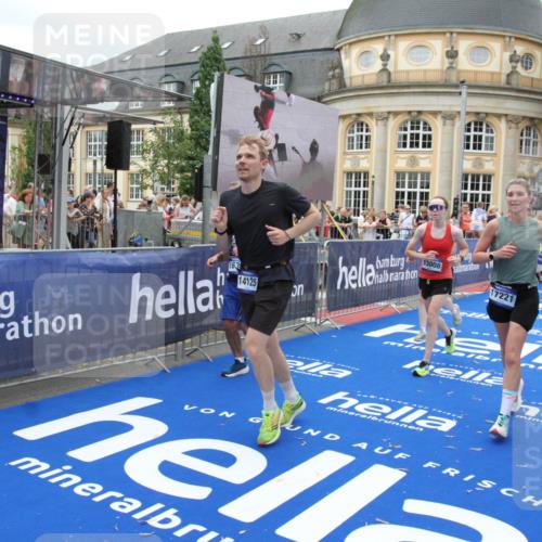 29.06.2025 - hella hamburg halbmarathon Michael Strokosch http://msf.ph/oto/8257827 29.06.2025 10:51:07 Ziel 1366, 1630, 4077, 4816, 4967, 8117, 8261, 8508, 8704, 10508, 10603, 12778, 13008, 14125, 17221, 17384, 18066, 18350 meine-sportfotos.de