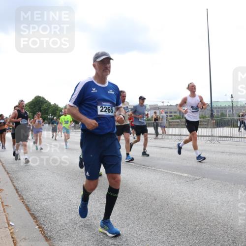 29.06.2025 - hella hamburg halbmarathon Lena Gebhardt http://msf.ph/oto/8257848 29.06.2025 10:34:23 Lombardsbrücke 1025, 1417, 1672, 1705, 1787, 2023, 2265, 2412, 2464, 2482, 2496, 2510, 2511, 2526, 2801, 2933, 3145, 3340, 3345, 3420, 3829, 3848, 4479, 4540, 4807, 4824, 4826, 5561, 5584, 5609, 6034, 6105, 6171, 6329, 6364, 6571, 6574, 6843, 7324, 7329, 7386, 7644, 7733, 8277, 8349, 8705, 8965, 9164, 9379, 9448, 10335, 10360, 10564, 10674, 11872, 12164, 13957, 15477, 16238, 16311, 16390, 16682, 16919, 17230, 18158, 18941 meine-sportfotos.de