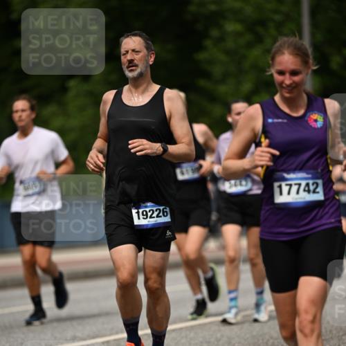 29.06.2025 - hella hamburg halbmarathon Dr. Thomas Lammeyer http://msf.ph/oto/8257890 29.06.2025 10:35:09 Kennedybrücke 1059, 1097, 1472, 1773, 1979, 2414, 2505, 2569, 2754, 2755, 2914, 3131, 3281, 3443, 4561, 4817, 5437, 5943, 6057, 6195, 6546, 6616, 6725, 6787, 7351, 7604, 7772, 8050, 9937, 10989 meine-sportfotos.de