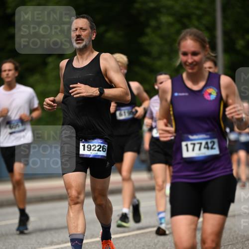 29.06.2025 - hella hamburg halbmarathon Dr. Thomas Lammeyer http://msf.ph/oto/8257946 29.06.2025 10:35:09 Kennedybrücke 1059, 1097, 1472, 1773, 1979, 2414, 2505, 2569, 2754, 2755, 2914, 3131, 3281, 3443, 4561, 4817, 5437, 5943, 6057, 6195, 6546, 6616, 6725, 6787, 7351, 7604, 7772, 8050, 9937, 10989 meine-sportfotos.de