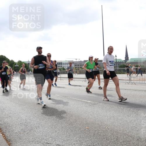 29.06.2025 - hella hamburg halbmarathon Lena Gebhardt http://msf.ph/oto/8257959 29.06.2025 10:45:55 Lombardsbrücke 1004, 1033, 1060, 1085, 1100, 1104, 1421, 1426, 1532, 1555, 1713, 1854, 1867, 1868, 1983, 2008, 2216, 2217, 2398, 2423, 2522, 2550, 2657, 2664, 2773, 2813, 2917, 2951, 2954, 2965, 2973, 3410, 4104, 4223, 4224, 4317, 4388, 4572, 5044, 5635, 5703, 5769, 5770, 5892, 6133, 6333, 6392, 6623, 7268, 7283, 7356, 7541, 7605, 7859, 7894, 8745, 9120, 9121, 9426, 9445, 9620, 10030, 10327, 10329, 10367, 10511, 11358, 11876, 11910 meine-sportfotos.de