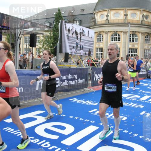 29.06.2025 - hella hamburg halbmarathon Michael Strokosch http://msf.ph/oto/8257960 29.06.2025 10:51:08 Ziel 1366, 1630, 4077, 4816, 4967, 8117, 8261, 8508, 8704, 10508, 10603, 13008, 14125, 17221, 17384, 17823, 18066, 18350 meine-sportfotos.de