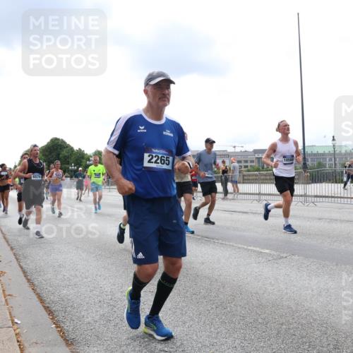 29.06.2025 - hella hamburg halbmarathon Lena Gebhardt http://msf.ph/oto/8257961 29.06.2025 10:34:24 Lombardsbrücke 1025, 1417, 1672, 1705, 1787, 2023, 2265, 2412, 2464, 2482, 2496, 2510, 2511, 2526, 2801, 2933, 3145, 3420, 3829, 3848, 4540, 4807, 4824, 4826, 5453, 5561, 5584, 5609, 6034, 6105, 6171, 6329, 6364, 6571, 6574, 6843, 7324, 7329, 7386, 7644, 7733, 8277, 8349, 8705, 8965, 9164, 9379, 9448, 9514, 10335, 10360, 10564, 10674, 11872, 12164, 13957, 15477, 16238, 16311, 16390, 16682, 16919, 17230, 18158, 18941 meine-sportfotos.de