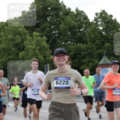 29.06.2025 - hella hamburg halbmarathon Jannik Wohlers http://msf.ph/oto/8257984 29.06.2025 10:32:08 Lombardsbrücke 1199, 1640, 3365, 3653, 3660, 3670, 4857, 5783, 5871, 5941, 6228, 6312, 6315, 7308, 7309, 7468, 7531, 7633, 7702, 7749, 7750, 8127, 8303, 8625, 8840, 8914, 8993, 9010, 9188, 9706, 9765, 10002, 10013, 10048, 10203, 10277, 10354, 10470, 10624, 10770, 10828, 11205, 11225, 11248, 11362, 11972, 12443, 12470, 12864, 13335, 13423, 14159, 14301, 14788, 14888, 15071, 15086, 15088, 15147, 15364, 15569, 15847, 15997, 16187, 16898, 16999, 17167, 18069, 18706 meine-sportfotos.de