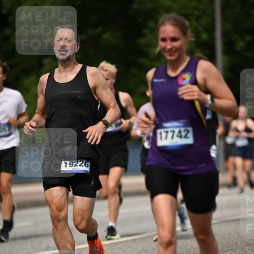 29.06.2025 - hella hamburg halbmarathon Dr. Thomas Lammeyer http://msf.ph/oto/8257996 29.06.2025 10:35:09 Kennedybrücke 1059, 1097, 1472, 1773, 1979, 2414, 2505, 2569, 2754, 2755, 2914, 3131, 3281, 3443, 4561, 4817, 5437, 5943, 6057, 6195, 6546, 6616, 6725, 6787, 7351, 7604, 7772, 8050, 9937, 10989 meine-sportfotos.de