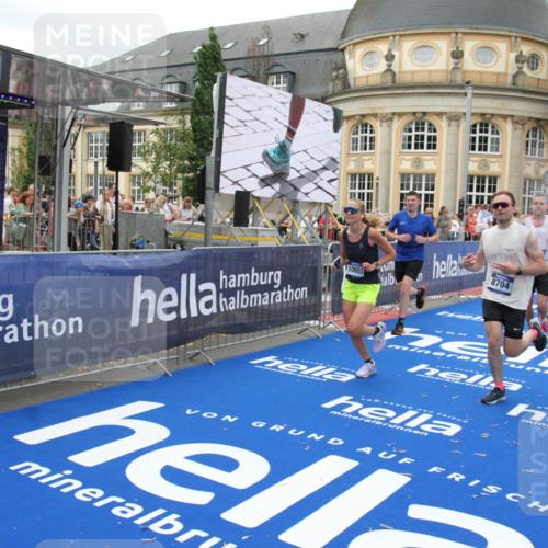 29.06.2025 - hella hamburg halbmarathon Michael Strokosch http://msf.ph/oto/8257997 29.06.2025 10:51:09 Ziel 1366, 1630, 4077, 4816, 4967, 8117, 8261, 8508, 8704, 10508, 10603, 11733, 13008, 13073, 14125, 17221, 17384, 17823, 18066 meine-sportfotos.de