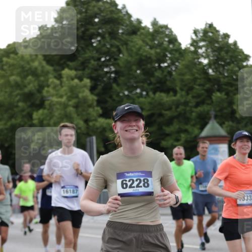 29.06.2025 - hella hamburg halbmarathon Jannik Wohlers http://msf.ph/oto/8258001 29.06.2025 10:32:08 Lombardsbrücke 1199, 1640, 3365, 3653, 3660, 3670, 4857, 5783, 5871, 5941, 6228, 6312, 6315, 7308, 7309, 7468, 7531, 7633, 7702, 7749, 7750, 8127, 8303, 8625, 8840, 8914, 8993, 9010, 9188, 9706, 9765, 10002, 10013, 10048, 10203, 10277, 10354, 10470, 10624, 10770, 10828, 11205, 11225, 11248, 11362, 11972, 12443, 12470, 12864, 13335, 13423, 14159, 14301, 14788, 14888, 15071, 15086, 15088, 15147, 15364, 15569, 15847, 15997, 16187, 16898, 16999, 17167, 18069, 18706 meine-sportfotos.de