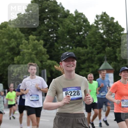 29.06.2025 - hella hamburg halbmarathon Jannik Wohlers http://msf.ph/oto/8258024 29.06.2025 10:32:08 Lombardsbrücke 1199, 1640, 3365, 3653, 3660, 3670, 4857, 5783, 5871, 5941, 6228, 6312, 6315, 7308, 7309, 7468, 7531, 7633, 7702, 7749, 7750, 8127, 8303, 8625, 8840, 8914, 8993, 9010, 9188, 9706, 9765, 10002, 10013, 10048, 10203, 10277, 10354, 10470, 10624, 10770, 10828, 11205, 11225, 11248, 11362, 11972, 12443, 12470, 12864, 13335, 13423, 14159, 14301, 14788, 14888, 15071, 15086, 15088, 15147, 15364, 15569, 15847, 15997, 16187, 16898, 16999, 17167, 18069, 18706 meine-sportfotos.de