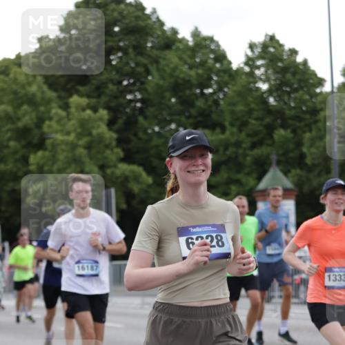 29.06.2025 - hella hamburg halbmarathon Jannik Wohlers http://msf.ph/oto/8258034 29.06.2025 10:32:08 Lombardsbrücke 1199, 1640, 3365, 3653, 3660, 3670, 4857, 5783, 5871, 5941, 6228, 6312, 6315, 7308, 7309, 7468, 7531, 7633, 7702, 7749, 7750, 8127, 8303, 8625, 8840, 8914, 8993, 9010, 9188, 9706, 9765, 10002, 10013, 10048, 10203, 10277, 10354, 10470, 10624, 10770, 10828, 11205, 11225, 11248, 11362, 11972, 12443, 12470, 12864, 13335, 13423, 14159, 14301, 14788, 14888, 15071, 15086, 15088, 15147, 15364, 15569, 15847, 15997, 16187, 16898, 16999, 17167, 18069, 18706 meine-sportfotos.de