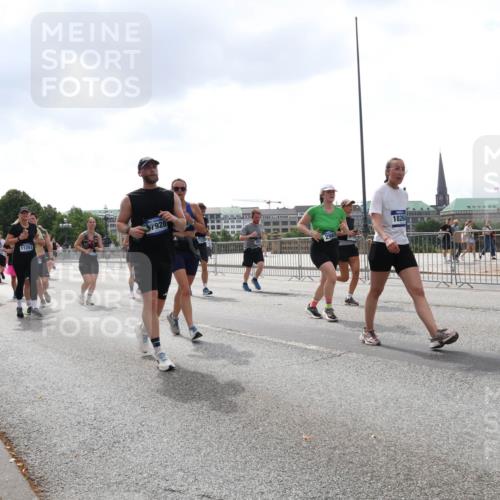 29.06.2025 - hella hamburg halbmarathon Lena Gebhardt http://msf.ph/oto/8258092 29.06.2025 10:45:55 Lombardsbrücke 1004, 1033, 1060, 1085, 1100, 1104, 1421, 1426, 1532, 1555, 1713, 1854, 1867, 1868, 1983, 2008, 2216, 2217, 2398, 2423, 2522, 2550, 2657, 2664, 2773, 2813, 2917, 2951, 2954, 2965, 2973, 3410, 4104, 4223, 4224, 4317, 4388, 4572, 5044, 5635, 5703, 5769, 5770, 5892, 6133, 6333, 6392, 6623, 7268, 7283, 7356, 7541, 7605, 7859, 7894, 8745, 9120, 9121, 9426, 9445, 9620, 10030, 10327, 10329, 10367, 10511, 11358, 11876, 11910 meine-sportfotos.de