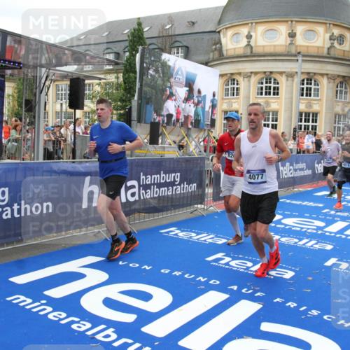 29.06.2025 - hella hamburg halbmarathon Michael Strokosch http://msf.ph/oto/8258117 29.06.2025 10:51:11 Ziel 1366, 4077, 4816, 4967, 6027, 8261, 8508, 8704, 10508, 10603, 10868, 11733, 13073, 15480, 17384, 17530, 17823, 18066 meine-sportfotos.de