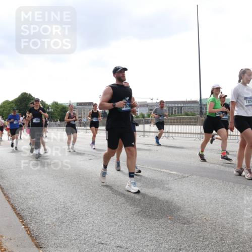 29.06.2025 - hella hamburg halbmarathon Lena Gebhardt http://msf.ph/oto/8258277 29.06.2025 10:45:55 Lombardsbrücke 1004, 1033, 1060, 1085, 1100, 1104, 1421, 1426, 1532, 1555, 1713, 1854, 1867, 1868, 1983, 2008, 2216, 2217, 2398, 2423, 2522, 2550, 2657, 2664, 2773, 2813, 2917, 2951, 2954, 2965, 2973, 3410, 4104, 4223, 4224, 4317, 4388, 4572, 5044, 5635, 5703, 5769, 5770, 5892, 6133, 6333, 6392, 6623, 7268, 7283, 7356, 7541, 7605, 7859, 7894, 8745, 9120, 9121, 9426, 9445, 9620, 10030, 10327, 10329, 10367, 10511, 11358, 11876, 11910 meine-sportfotos.de