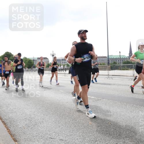 29.06.2025 - hella hamburg halbmarathon Lena Gebhardt http://msf.ph/oto/8258378 29.06.2025 10:45:56 Lombardsbrücke 1004, 1033, 1060, 1085, 1100, 1104, 1421, 1426, 1532, 1555, 1713, 1854, 1867, 1868, 1983, 2008, 2398, 2423, 2522, 2550, 2657, 2664, 2773, 2813, 2917, 2951, 2954, 2965, 2973, 3410, 4104, 4223, 4224, 4317, 4388, 4572, 5044, 5635, 5703, 5769, 5770, 5892, 6133, 6333, 6392, 6623, 7268, 7283, 7356, 7605, 7859, 7894, 7983, 8745, 9120, 9121, 9426, 9445, 10030, 10327, 10329, 10367, 10511, 11358, 11876, 11910 meine-sportfotos.de