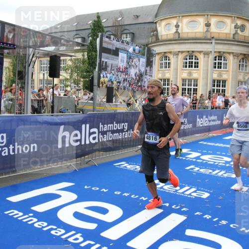 29.06.2025 - hella hamburg halbmarathon Michael Strokosch http://msf.ph/oto/8258387 29.06.2025 10:51:12 Ziel 1366, 4077, 4404, 4816, 4967, 5600, 6027, 8261, 8508, 8704, 10508, 10603, 10868, 11733, 13073, 15480, 17384, 17530, 17823 meine-sportfotos.de