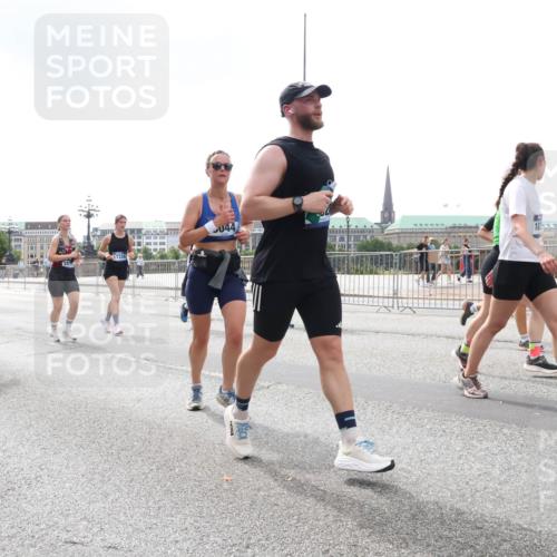 29.06.2025 - hella hamburg halbmarathon Lena Gebhardt http://msf.ph/oto/8258418 29.06.2025 10:45:56 Lombardsbrücke 1004, 1033, 1060, 1085, 1100, 1104, 1421, 1426, 1532, 1555, 1713, 1854, 1867, 1868, 1983, 2008, 2398, 2423, 2522, 2550, 2657, 2664, 2773, 2813, 2917, 2951, 2954, 2965, 2973, 3410, 4104, 4223, 4224, 4317, 4388, 4572, 5044, 5635, 5703, 5769, 5770, 5892, 6133, 6333, 6392, 6623, 7268, 7283, 7356, 7605, 7859, 7894, 7983, 8745, 9120, 9121, 9426, 9445, 10030, 10327, 10329, 10367, 10511, 11358, 11876, 11910 meine-sportfotos.de