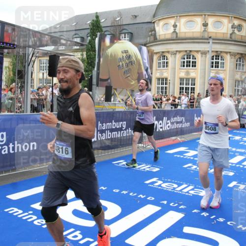 29.06.2025 - hella hamburg halbmarathon Michael Strokosch http://msf.ph/oto/8258444 29.06.2025 10:51:13 Ziel 1366, 4077, 4404, 4816, 4967, 5600, 6027, 8261, 8508, 10508, 10868, 11625, 11733, 13073, 15480, 17384, 17530, 17823 meine-sportfotos.de