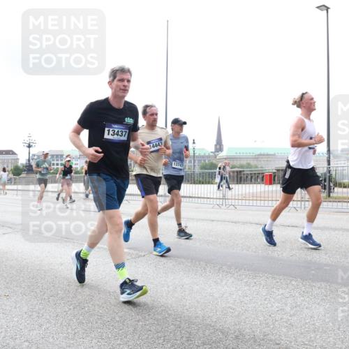 29.06.2025 - hella hamburg halbmarathon Lena Gebhardt http://msf.ph/oto/8258468 29.06.2025 10:34:25 Lombardsbrücke 1025, 1672, 1705, 1787, 2023, 2265, 2412, 2464, 2496, 2510, 2511, 2526, 2801, 2933, 3145, 3420, 3829, 3848, 4540, 4807, 4824, 4826, 5453, 5561, 5584, 5609, 6034, 6105, 6171, 6329, 6571, 6574, 6843, 7324, 7329, 7386, 7644, 7733, 8277, 8349, 8705, 8965, 9164, 9379, 9448, 9514, 10335, 10360, 10564, 10674, 11872, 12164, 13957, 15477, 16238, 16311, 16390, 16682, 16919, 17230, 18158, 18941 meine-sportfotos.de