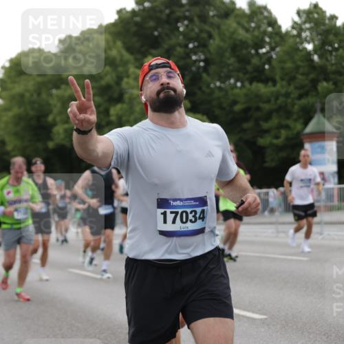 29.06.2025 - hella hamburg halbmarathon Jannik Wohlers http://msf.ph/oto/8258479 29.06.2025 10:32:11 Lombardsbrücke 1199, 1640, 2059, 3365, 3653, 3660, 3670, 4446, 4857, 5783, 5871, 5941, 6228, 6312, 6315, 7308, 7309, 7468, 7531, 7633, 7702, 7749, 7750, 8303, 8625, 8840, 8993, 9010, 9188, 9765, 10002, 10013, 10048, 10203, 10277, 10354, 10470, 10624, 10770, 11076, 11205, 11248, 11972, 12443, 12470, 12864, 13335, 14159, 14301, 14788, 14888, 15071, 15086, 15088, 15147, 15171, 15569, 15847, 15997, 16129, 16187, 16898, 16999, 17041, 17167, 18069, 18706, 18927 meine-sportfotos.de