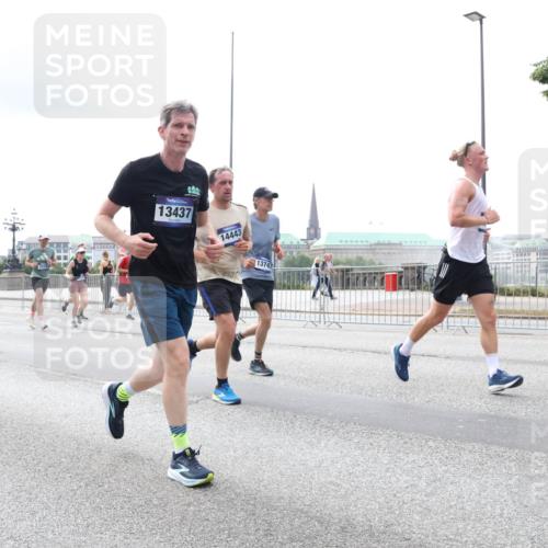 29.06.2025 - hella hamburg halbmarathon Lena Gebhardt http://msf.ph/oto/8258520 29.06.2025 10:34:25 Lombardsbrücke 1025, 1672, 1705, 1787, 2023, 2265, 2412, 2464, 2496, 2510, 2511, 2526, 2801, 2933, 3145, 3420, 3829, 3848, 4540, 4807, 4824, 4826, 5453, 5561, 5584, 5609, 6034, 6105, 6171, 6329, 6571, 6574, 6843, 7324, 7329, 7386, 7644, 7733, 8277, 8349, 8705, 8965, 9164, 9379, 9448, 9514, 10335, 10360, 10564, 10674, 11872, 12164, 13957, 15477, 16238, 16311, 16390, 16682, 16919, 17230, 18158, 18941 meine-sportfotos.de