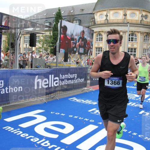 29.06.2025 - hella hamburg halbmarathon Michael Strokosch http://msf.ph/oto/8258550 29.06.2025 10:51:14 Ziel 1366, 4404, 4816, 4967, 5600, 6027, 8508, 10868, 11512, 11625, 11733, 13073, 15480, 17384, 17530, 17823 meine-sportfotos.de