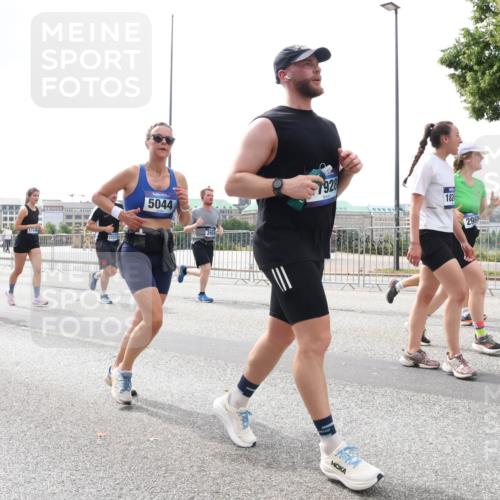 29.06.2025 - hella hamburg halbmarathon Lena Gebhardt http://msf.ph/oto/8258551 29.06.2025 10:45:56 Lombardsbrücke 1004, 1033, 1060, 1085, 1100, 1104, 1421, 1426, 1532, 1555, 1713, 1854, 1867, 1868, 1983, 2008, 2398, 2423, 2522, 2550, 2657, 2664, 2773, 2813, 2917, 2951, 2954, 2965, 2973, 3410, 4104, 4223, 4224, 4317, 4388, 4572, 5044, 5635, 5703, 5769, 5770, 5892, 6133, 6333, 6392, 6623, 7268, 7283, 7356, 7605, 7859, 7894, 7983, 8745, 9120, 9121, 9426, 9445, 10030, 10327, 10329, 10367, 10511, 11358, 11876, 11910 meine-sportfotos.de