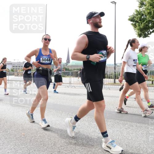 29.06.2025 - hella hamburg halbmarathon Lena Gebhardt http://msf.ph/oto/8258601 29.06.2025 10:45:56 Lombardsbrücke 1004, 1033, 1060, 1085, 1100, 1104, 1421, 1426, 1532, 1555, 1713, 1854, 1867, 1868, 1983, 2008, 2398, 2423, 2522, 2550, 2657, 2664, 2773, 2813, 2917, 2951, 2954, 2965, 2973, 3410, 4104, 4223, 4224, 4317, 4388, 4572, 5044, 5635, 5703, 5769, 5770, 5892, 6133, 6333, 6392, 6623, 7268, 7283, 7356, 7605, 7859, 7894, 7983, 8745, 9120, 9121, 9426, 9445, 10030, 10327, 10329, 10367, 10511, 11358, 11876, 11910 meine-sportfotos.de