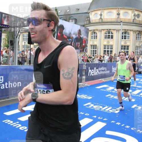 29.06.2025 - hella hamburg halbmarathon Michael Strokosch http://msf.ph/oto/8258603 29.06.2025 10:51:14 Ziel 1366, 4404, 4816, 4967, 5600, 6027, 8508, 10868, 11512, 11625, 11733, 13073, 15480, 17384, 17530, 17823 meine-sportfotos.de
