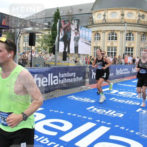 29.06.2025 - hella hamburg halbmarathon Michael Strokosch http://msf.ph/oto/8258654 29.06.2025 10:51:15 Ziel 1366, 1461, 4404, 4816, 4967, 5600, 6027, 8508, 8930, 9476, 10868, 11512, 11625, 11733, 13073, 15480, 17530, 17823 meine-sportfotos.de