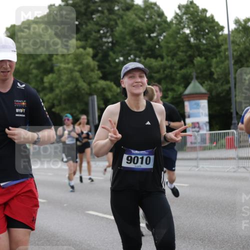 29.06.2025 - hella hamburg halbmarathon Jannik Wohlers http://msf.ph/oto/8258740 29.06.2025 10:32:15 Lombardsbrücke 1199, 1237, 1640, 2059, 3653, 3660, 3670, 3753, 4446, 5783, 5871, 5941, 6228, 6312, 6315, 7308, 7309, 7387, 7531, 7633, 7702, 7749, 7750, 8625, 9010, 9188, 10002, 10013, 10048, 10203, 10277, 10354, 10470, 10624, 10770, 11076, 11205, 11248, 12470, 12508, 13335, 14301, 14888, 15071, 15171, 15847, 15997, 16129, 16187, 16502, 16898, 16999, 17041, 17167, 17508, 18069, 18706, 18927, 19156 meine-sportfotos.de