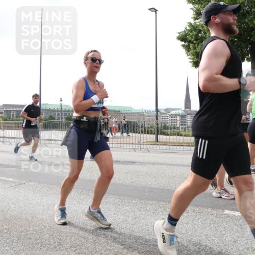 29.06.2025 - hella hamburg halbmarathon Lena Gebhardt http://msf.ph/oto/8258776 29.06.2025 10:45:57 Lombardsbrücke 1004, 1033, 1060, 1085, 1100, 1104, 1421, 1426, 1532, 1555, 1854, 1867, 1868, 1983, 2008, 2398, 2423, 2522, 2550, 2657, 2664, 2773, 2813, 2917, 2951, 2954, 2965, 2973, 3410, 4104, 4223, 4224, 4317, 4388, 4572, 5044, 5635, 5703, 5769, 5770, 5892, 6133, 6333, 6392, 6623, 7268, 7356, 7605, 7859, 7894, 7983, 8745, 9120, 9121, 9426, 9445, 10030, 10327, 10329, 10367, 10511, 11358, 11876, 11910 meine-sportfotos.de