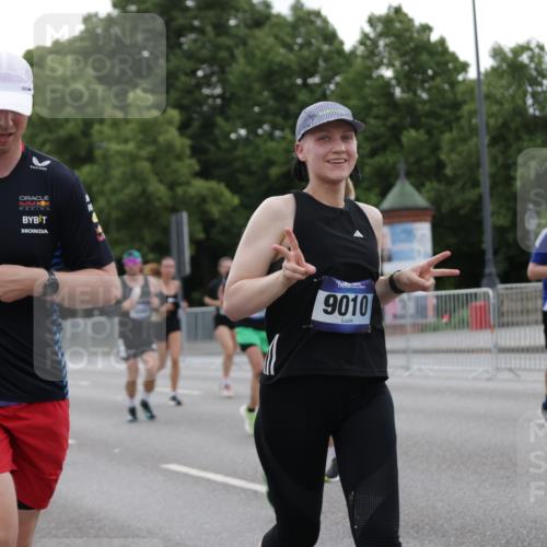 29.06.2025 - hella hamburg halbmarathon Jannik Wohlers http://msf.ph/oto/8258784 29.06.2025 10:32:15 Lombardsbrücke 1199, 1237, 1640, 2059, 3653, 3660, 3670, 3753, 4446, 5783, 5871, 5941, 6228, 6312, 6315, 7308, 7309, 7387, 7531, 7633, 7702, 7749, 7750, 8625, 9010, 9188, 10002, 10013, 10048, 10203, 10277, 10354, 10470, 10624, 10770, 11076, 11205, 11248, 12470, 12508, 13335, 14301, 14888, 15071, 15171, 15847, 15997, 16129, 16187, 16502, 16898, 16999, 17041, 17167, 17508, 18069, 18706, 18927, 19156 meine-sportfotos.de