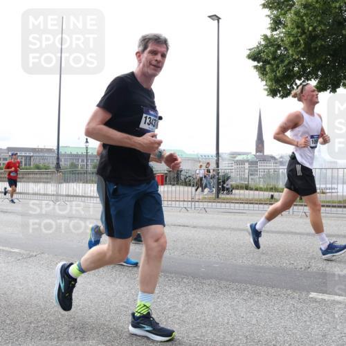 29.06.2025 - hella hamburg halbmarathon Lena Gebhardt http://msf.ph/oto/8258847 29.06.2025 10:34:25 Lombardsbrücke 1025, 1672, 1705, 1787, 2023, 2265, 2412, 2464, 2496, 2510, 2511, 2526, 2801, 2933, 3145, 3420, 3829, 3848, 4540, 4807, 4824, 4826, 5453, 5561, 5584, 5609, 6034, 6105, 6171, 6329, 6571, 6574, 6843, 7324, 7329, 7386, 7644, 7733, 8277, 8349, 8705, 8965, 9164, 9379, 9448, 9514, 10335, 10360, 10564, 10674, 11872, 12164, 13957, 15477, 16238, 16311, 16390, 16682, 16919, 17230, 18158, 18941 meine-sportfotos.de