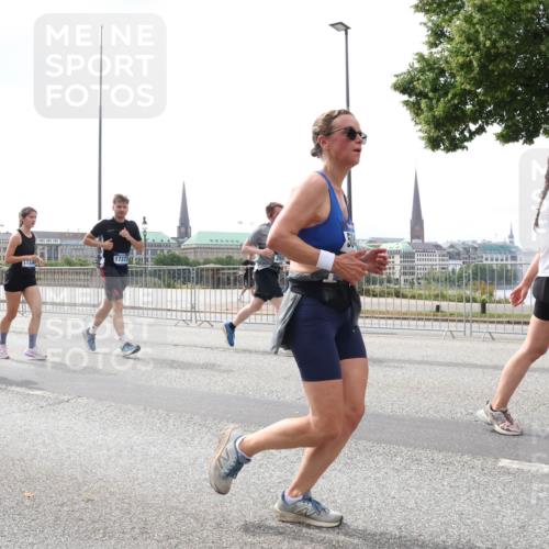 29.06.2025 - hella hamburg halbmarathon Lena Gebhardt http://msf.ph/oto/8258859 29.06.2025 10:45:57 Lombardsbrücke 1004, 1033, 1060, 1085, 1100, 1104, 1421, 1426, 1532, 1555, 1854, 1867, 1868, 1983, 2008, 2398, 2423, 2522, 2550, 2657, 2664, 2773, 2813, 2917, 2951, 2954, 2965, 2973, 3410, 4104, 4223, 4224, 4317, 4388, 4572, 5044, 5635, 5703, 5769, 5770, 5892, 6133, 6333, 6392, 6623, 7268, 7356, 7605, 7859, 7894, 7983, 8745, 9120, 9121, 9426, 9445, 10030, 10327, 10329, 10367, 10511, 11358, 11876, 11910 meine-sportfotos.de