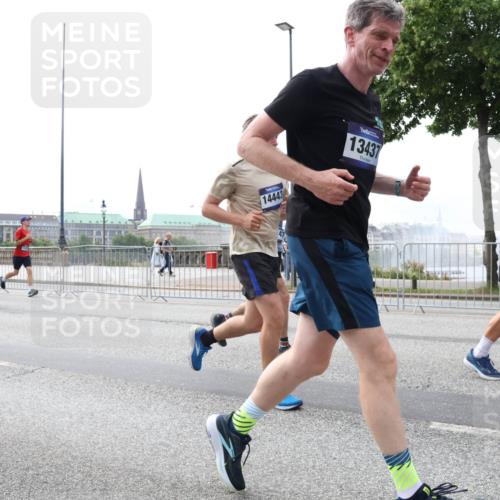 29.06.2025 - hella hamburg halbmarathon Lena Gebhardt http://msf.ph/oto/8258914 29.06.2025 10:34:25 Lombardsbrücke 1025, 1672, 1705, 1787, 2023, 2265, 2412, 2464, 2496, 2510, 2511, 2526, 2801, 2933, 3145, 3420, 3829, 3848, 4540, 4807, 4824, 4826, 5453, 5561, 5584, 5609, 6034, 6105, 6171, 6329, 6571, 6574, 6843, 7324, 7329, 7386, 7644, 7733, 8277, 8349, 8705, 8965, 9164, 9379, 9448, 9514, 10335, 10360, 10564, 10674, 11872, 12164, 13957, 15477, 16238, 16311, 16390, 16682, 16919, 17230, 18158, 18941 meine-sportfotos.de