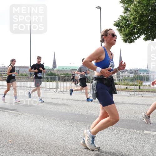 29.06.2025 - hella hamburg halbmarathon Lena Gebhardt http://msf.ph/oto/8258945 29.06.2025 10:45:57 Lombardsbrücke 1004, 1033, 1060, 1085, 1100, 1104, 1421, 1426, 1532, 1555, 1854, 1867, 1868, 1983, 2008, 2398, 2423, 2522, 2550, 2657, 2664, 2773, 2813, 2917, 2951, 2954, 2965, 2973, 3410, 4104, 4223, 4224, 4317, 4388, 4572, 5044, 5635, 5703, 5769, 5770, 5892, 6133, 6333, 6392, 6623, 7268, 7356, 7605, 7859, 7894, 7983, 8745, 9120, 9121, 9426, 9445, 10030, 10327, 10329, 10367, 10511, 11358, 11876, 11910 meine-sportfotos.de