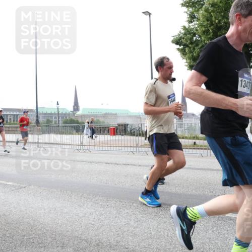29.06.2025 - hella hamburg halbmarathon Lena Gebhardt http://msf.ph/oto/8259037 29.06.2025 10:34:25 Lombardsbrücke 1025, 1672, 1705, 1787, 2023, 2265, 2412, 2464, 2496, 2510, 2511, 2526, 2801, 2933, 3145, 3420, 3829, 3848, 4540, 4807, 4824, 4826, 5453, 5561, 5584, 5609, 6034, 6105, 6171, 6329, 6571, 6574, 6843, 7324, 7329, 7386, 7644, 7733, 8277, 8349, 8705, 8965, 9164, 9379, 9448, 9514, 10335, 10360, 10564, 10674, 11872, 12164, 13957, 15477, 16238, 16311, 16390, 16682, 16919, 17230, 18158, 18941 meine-sportfotos.de